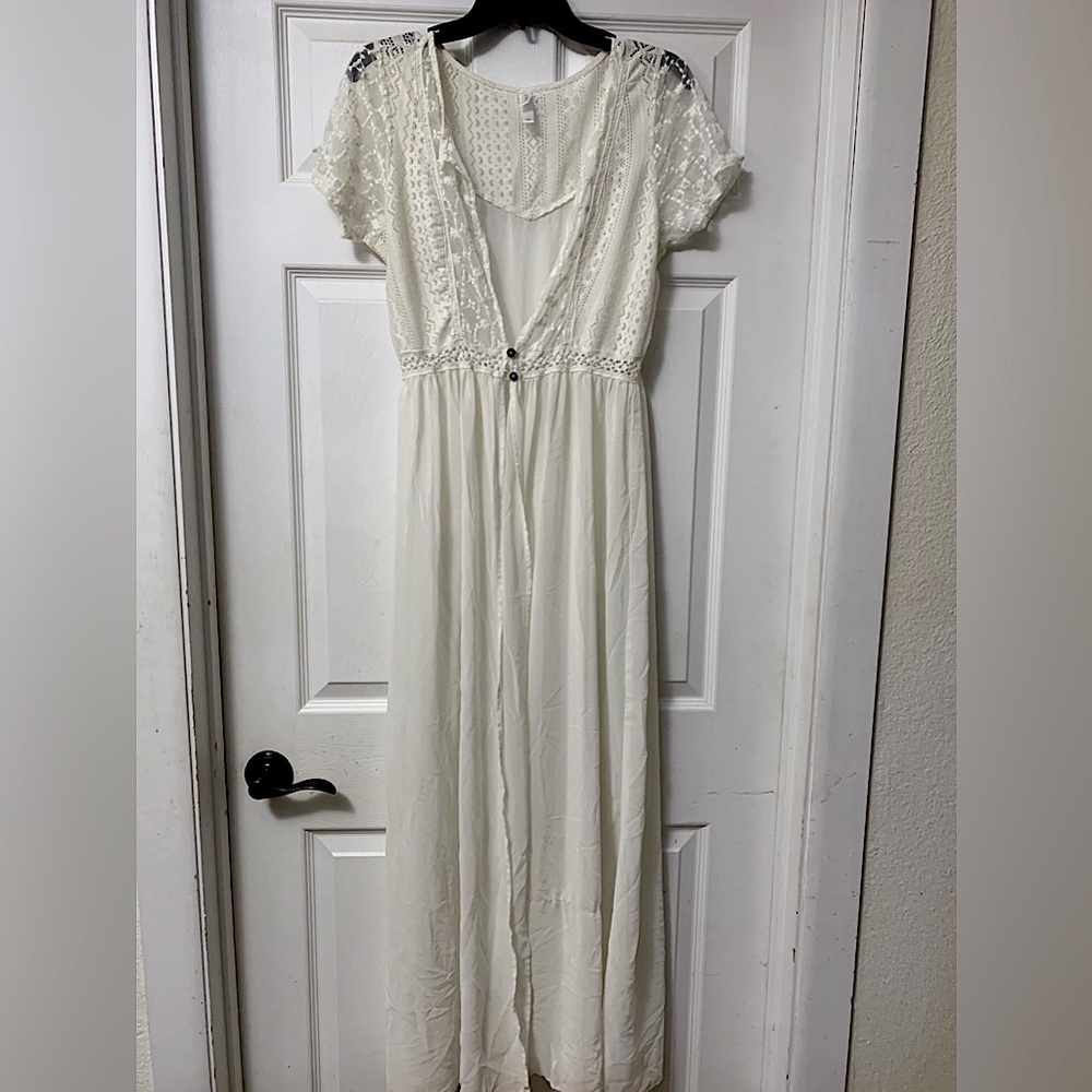 Beautiful cream coverup, perfect for wearing over swimsuit anywhere!